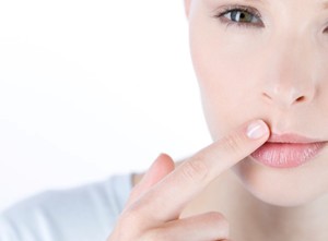 Как выбрать средство от простуды на губах?